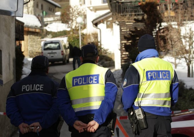 „Reuters“/„Scanpix“ nuotr./Šveicarijos policija Dejono kaime, šalia nusikaltimo vietos