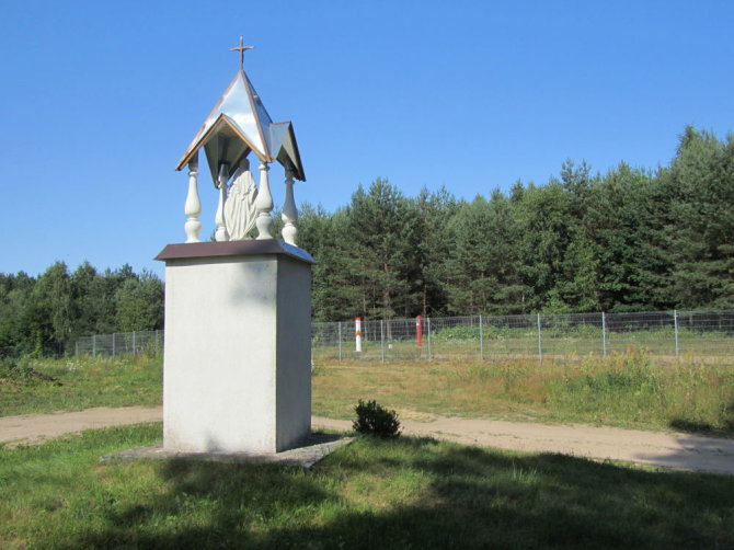 Justino Lingio nuotr./Koplytstulpis prie Norviliškių bažnyčios. Greta – siena su Baltarusija 