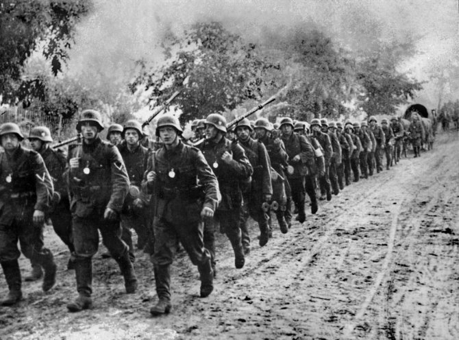 AFP/„Scanpix“ nuotr./Vokietijos kariuomenė kerta Lenkijos sieną 1939 m.