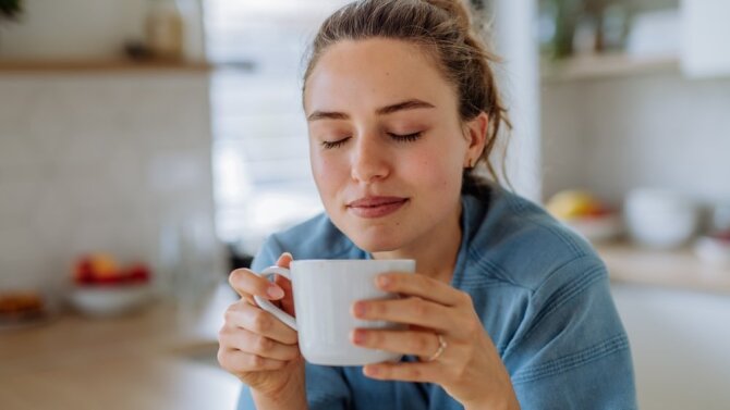 Shutterstock nuotr./Moteris geria kavą