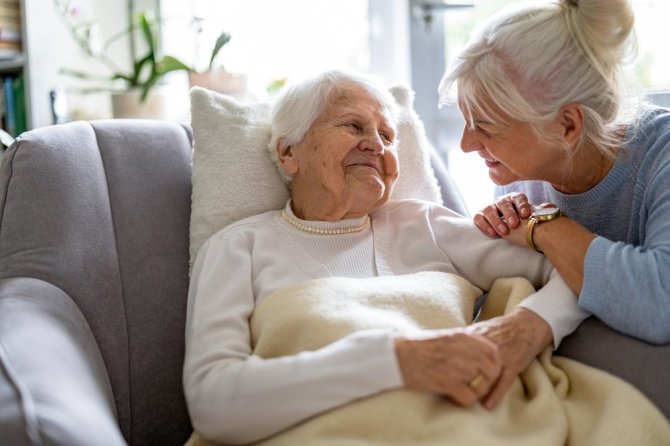 Shutterstock nuotr./Senolė bendrauja su dukra (asociatyvinė nuotr.)