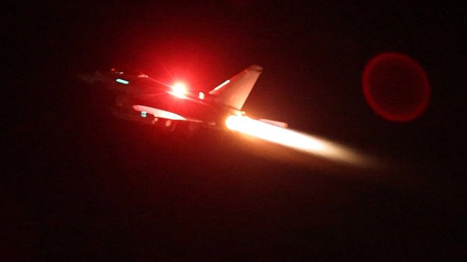 „Reuters“/„Scanpix“ nuotr./Didžiosios Britanijos karališkųjų oro pajėgų karo lėktuvas „Typhoon“ kyla atakuoti taikinių.