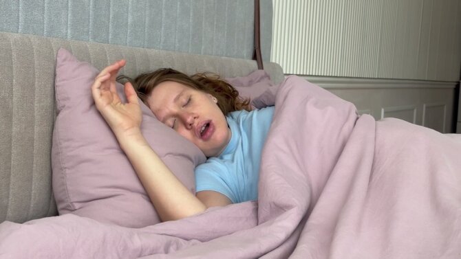 Shutterstock nuotr./Jauna moteris miega