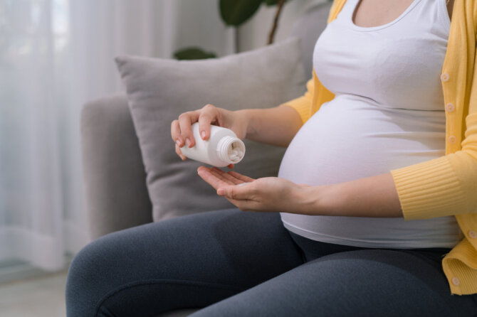 Shutterstock nuotr./Nėščioji geria papildus