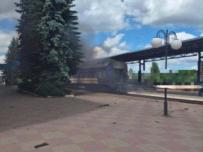 Ukrainos geležinkelių nuotr./Sumų geležinkelio stotį atakavo „Shahed“ dronas: nuolaužos nukrito ant keleivinio traukinio