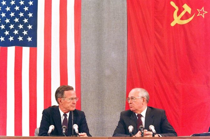 AFP/„Scanpix“ nuotr./George'as Bushas vyresnysis ir Michailas Gorbačiovas (1991 m. liepos 31 d.)