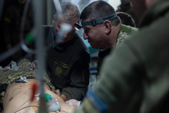Ukrainos kariuomenės nuotr./Ukrainos karo medikai gelbėja sužeistus karius