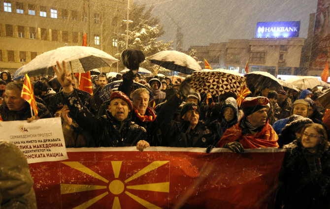 „Scanpix“ nuotr./Makedonijos sostinėje tūkstančiai žmonių protestavo prieš planus keisti šalies pavadinimą
