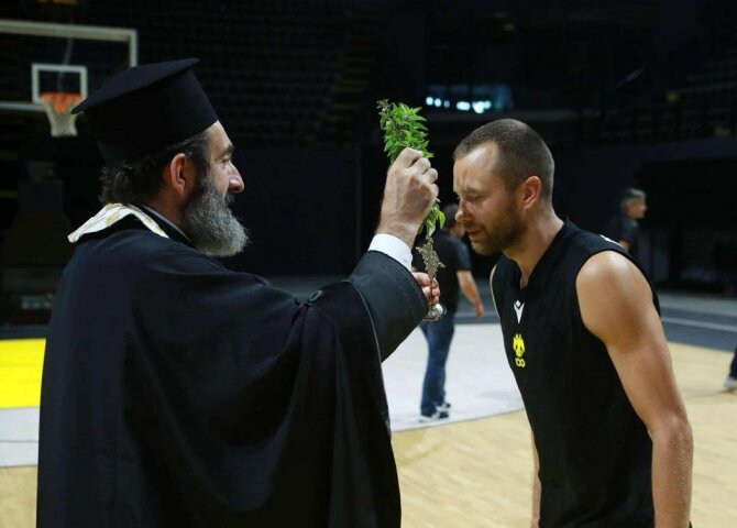 AEK klubo nuotr./Luko Lekavičiaus ir AEK klubo pašventinimas prieš sezoną
