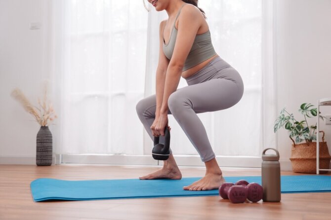 Shutterstock nuotr./Pritūpimai su svoriu
