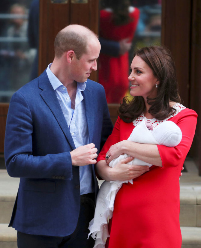 „Reuters“/„Scanpix“ nuotr./Princas Williamas ir Kembridžo hercogienė Catherine su sūnumi