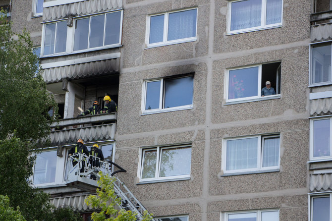 Viliaus Jurgelevičiaus nuotr./Vilniuje, Justiniškėse, daugiabučio bute kilo gaisras.