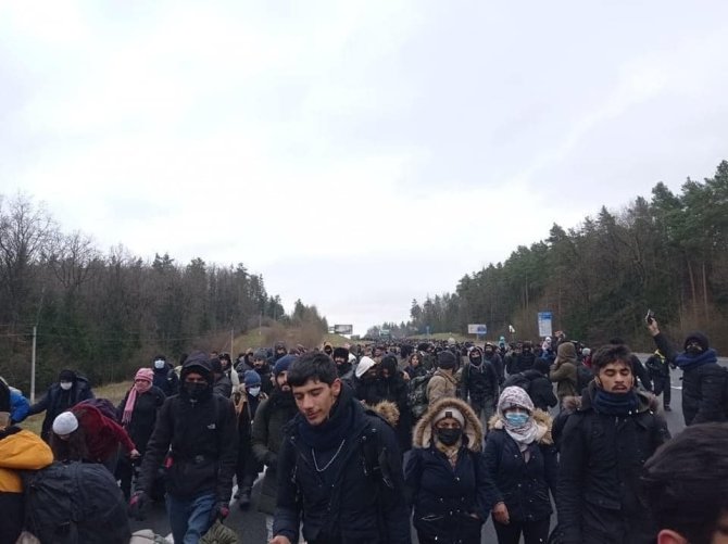 Nuotr. iš „Facebook“/Migrantų kolona Baltarusijoje eina prie sienos su Lenkija