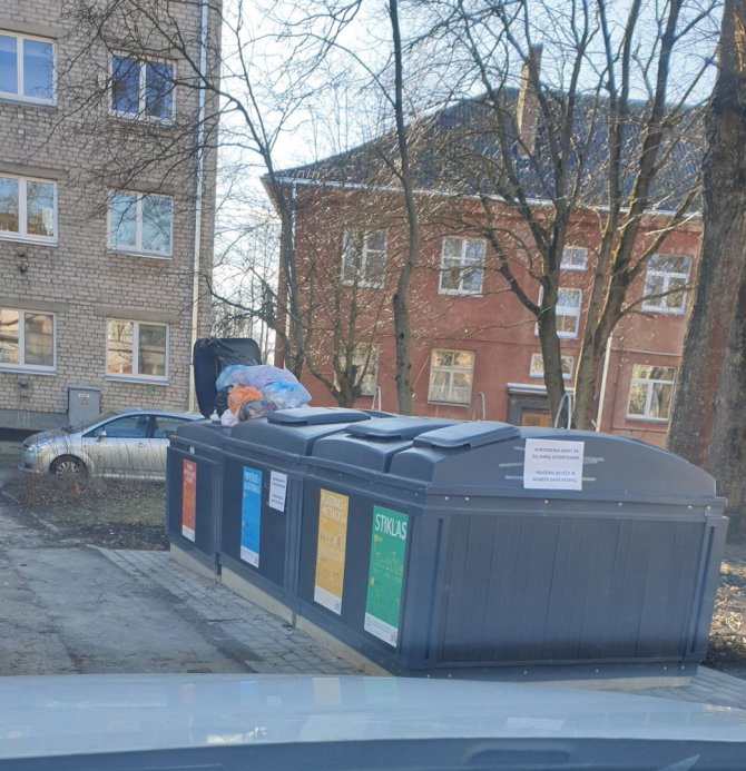 15min skaitytojo nuotr./Atliekų konteineriai Kauno V.Kudirkos gatvėje