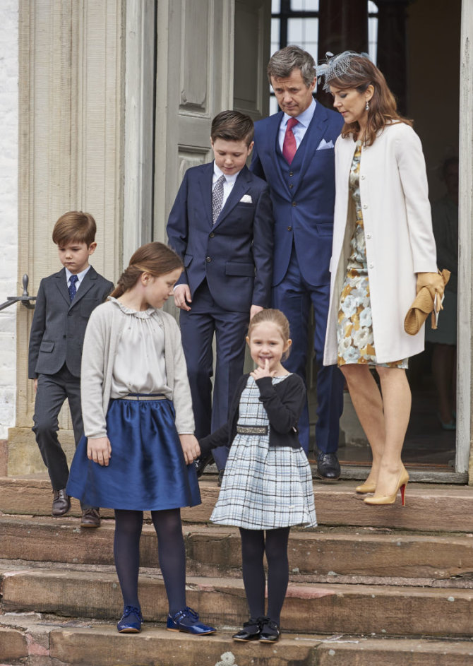 Vida Press nuotr./Danijos princas Frederikas ir princesė Mary su vaikais Josephine, Vincentu, Isabella ir Christianu