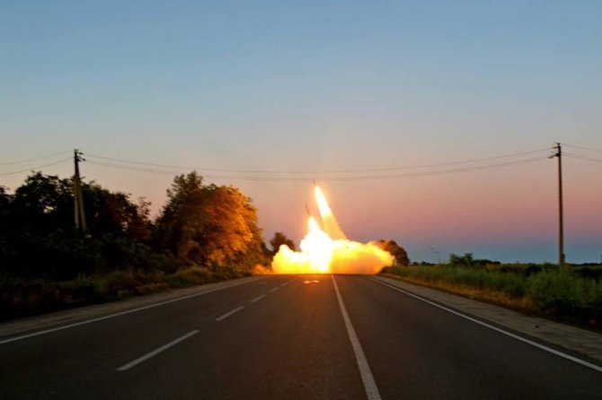 Ukrainos kariuomenės nuotr./Ukrainos kariuomenė Zaporižios srityje naudoja JAV raketines sistemas „Himars“