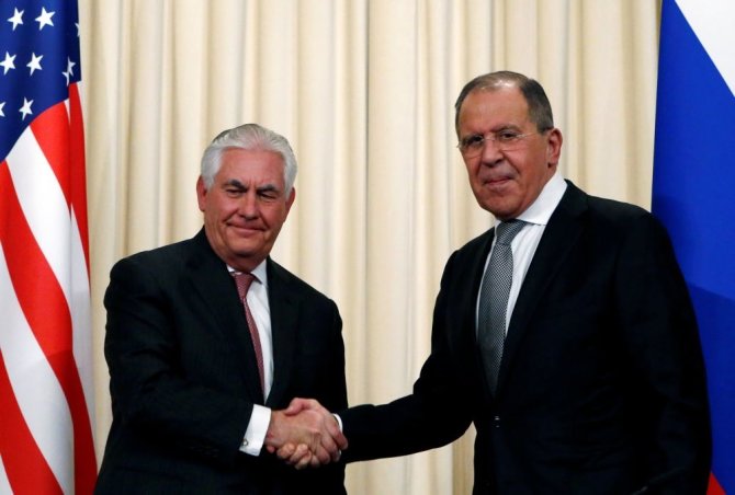 „Reuters“/„Scanpix“ nuotr./Rexas Tillersonas ir Sergejus Lavrovas