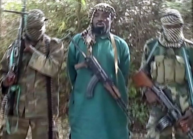 AFP/„Scanpix“ nuotr./„Boko Haram“ grupuotės lyderis Abubakaras Shekau (centre) su savo smogikais