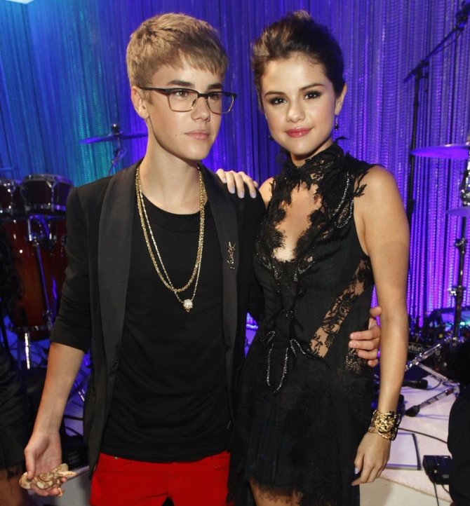 „Reuters“/„Scanpix“ nuotr./Justinas Bieberis ir Selena Gomez 2011-aisiais