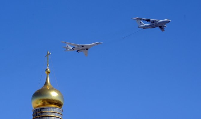 AFP/„Scanpix“ nuotr./Rusijos Il-78 degalų lėktuvas ir Tu-160 viršgarsinis strateginis bombonešis virš Kremliaus kupolų