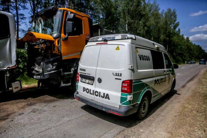 Vidmanto Balkūno / 15min nuotr./Vilniaus rajone susidūrė vaikus vežęs autobusas ir sunkvežimis