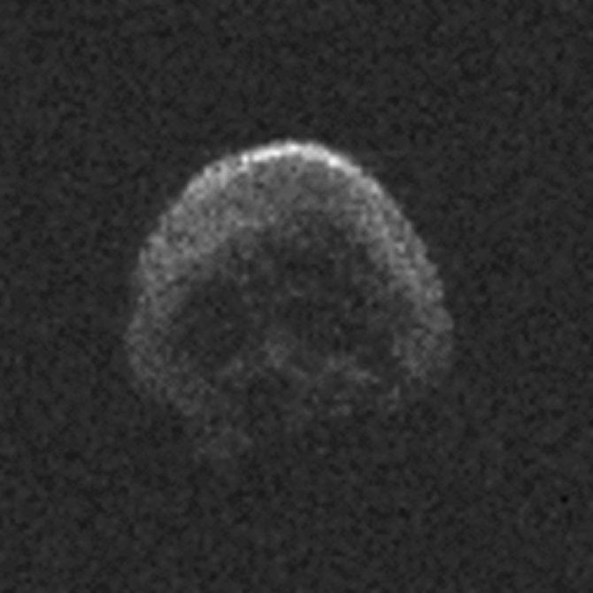 AFP/„Scanpix“ nuotr./NASA astronomai, nufotografavę šį dangaus kūną, įžvelgė jo panašumą į žmogaus kaukolę.