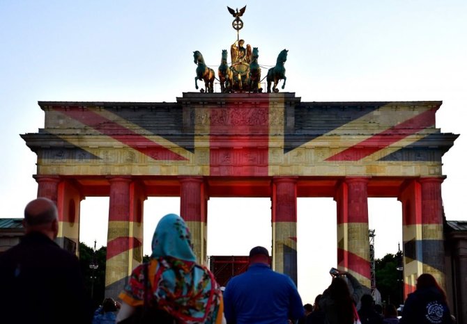 AFP/„Scanpix“ nuotr./Berlyno Brandenburgo vartai nušvito Didžiosios Britanijos vėliavos spalvomis