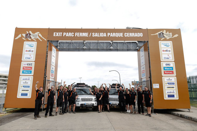 „Land Rover“/jaguarlandrover.com nuotr./Komanda „Race2Recovery“ Argentinoje prieš Dakaro ralio startą