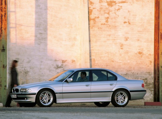 BMW nuotr./Trečios kartos BMW 7 (1994-2001 m.)
