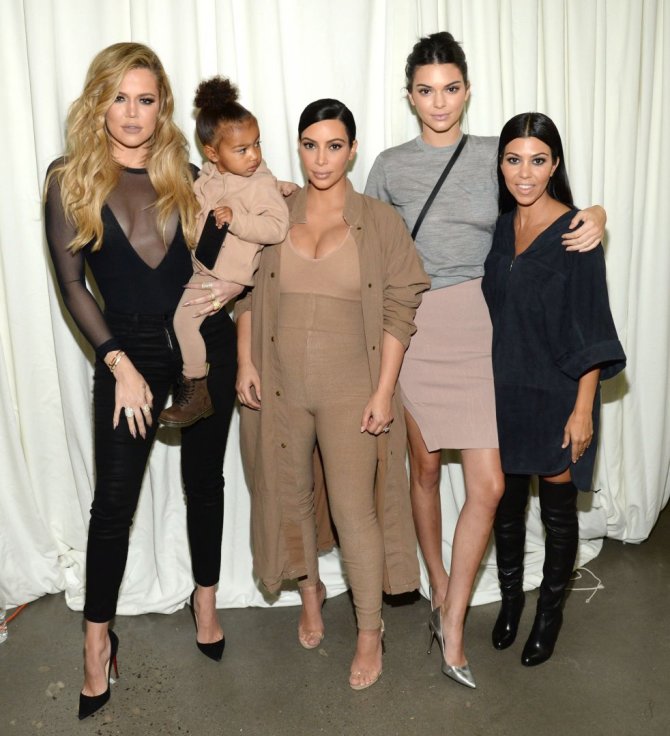 AFP/„Scanpix“ nuotr./Khloe Kardashian su North, Kim Kardashian, Kendall Jenner ir Kourtney Kardashian