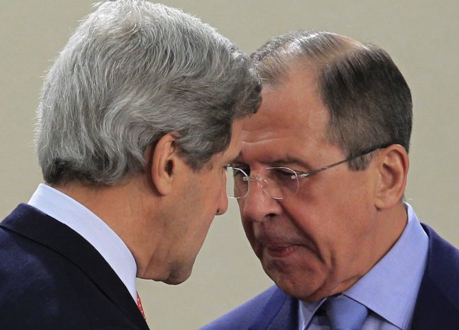 „Reuters“/„Scanpix“ nuotr./JAV valstybės sekretorius Johnas Kerry ir Rusijos užsienio reikalų ministras Sergejus Lavrovas