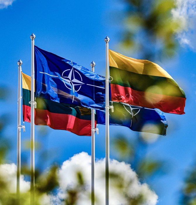 NATO paskyros feisbuke nuotr./NATO ir Lietuvos vėliavos