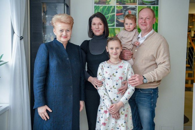 Asmeninio archyvo nuotr. /Vilnietės Kristinos Svitojienės šeima su prezidente Dalia Grybauskaite