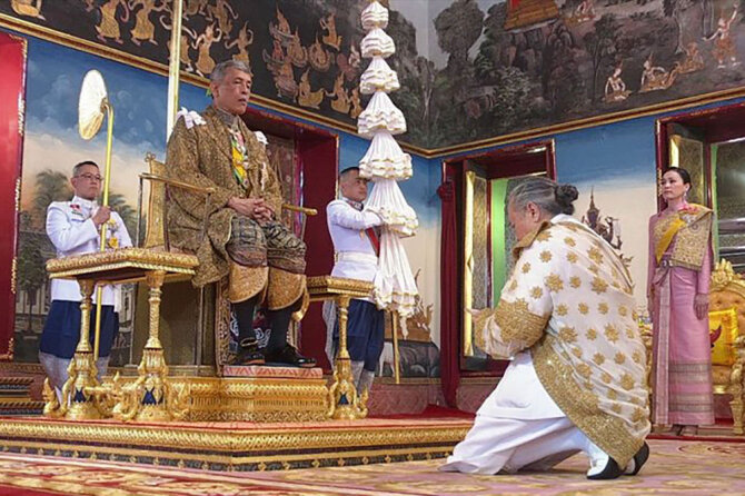 AFP/„Scanpix“ nuotr./Karūnuotas karalius Maha Vajiralongkornas