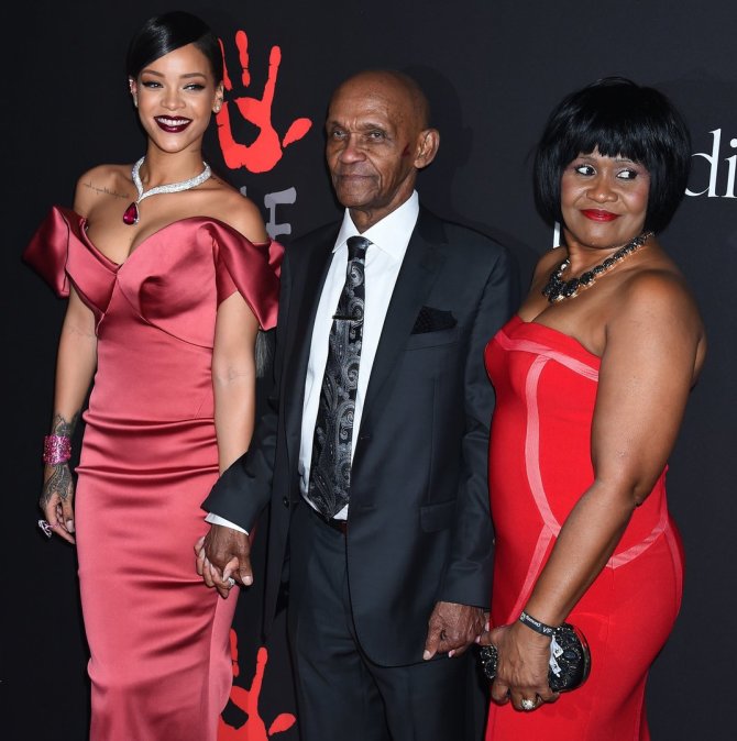 „Scanpix“ nuotr./Rihanna su savo seneliu Lioneliu Braithwaite'u ir mama Monica Braithwaite