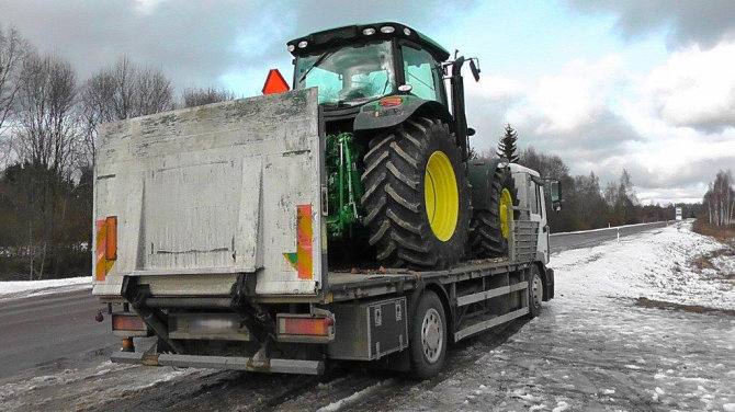 Muitinės kriminalinės tarnybos nuotr./„John Deere“ traktorius