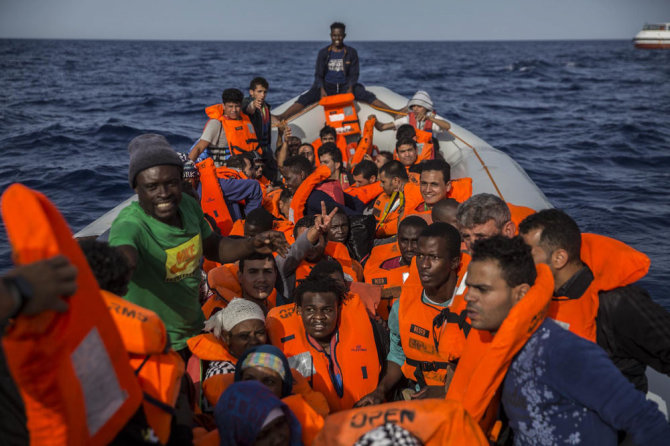„Scanpix“/AP nuotr./Migrantai Viduržemio jūroje