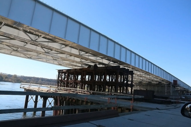 Visą Vėlinių savaitgalį, spalio 31 ir lapkričio 1 bei 2 dienomis, kauniečiams bus sudaryta galimybė naudotis laikinuoju statybiniu Panemunės tiltu per Nemuną. 