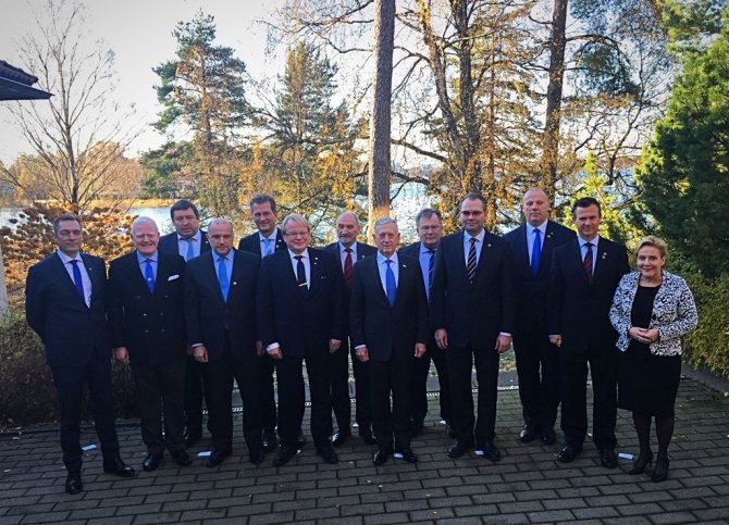 KAM nuotr./Šiaurės šalių gynybos ministrai su Jamesu Mattisu