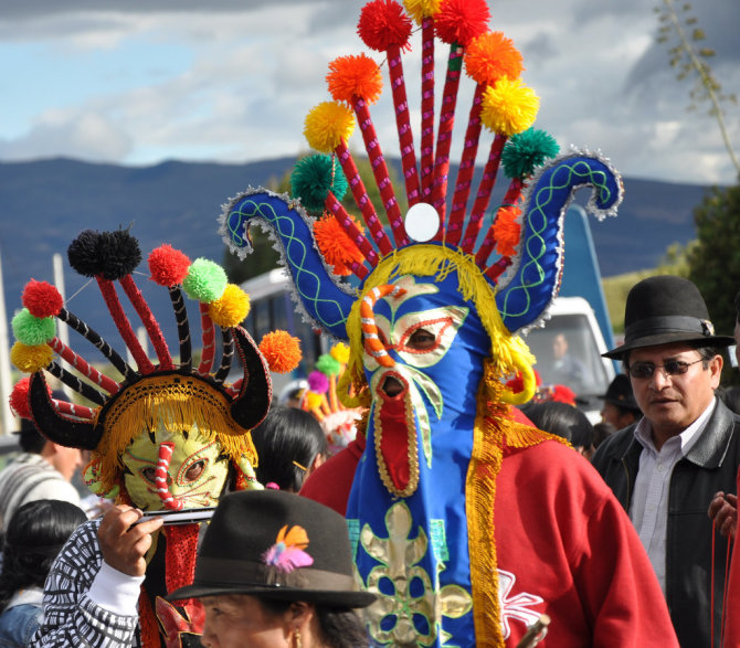 Festivalio dalyvių kostiumai spalvingi