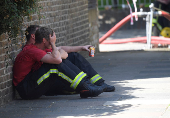 „Reuters“/„Scanpix“ nuotr./Londono ugniagesiai
