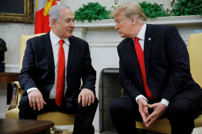 „Reuters“/„Scanpix“ nuotr./Benjaminas Netanyahu ir Donaldas Trumpas