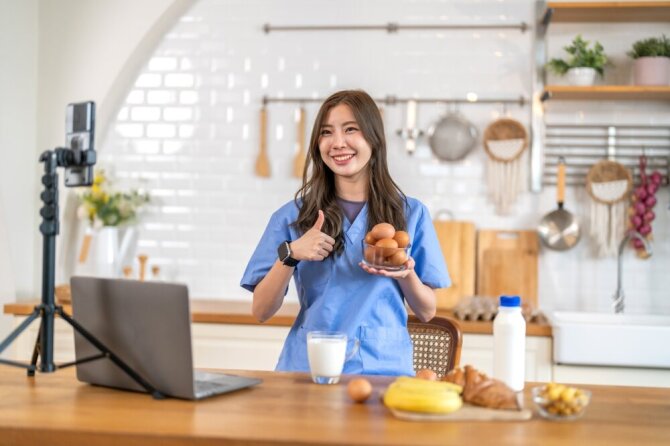 Shutterstock nuotr./Nuomonės formuotoja reklamuoja baltymų vartojimą