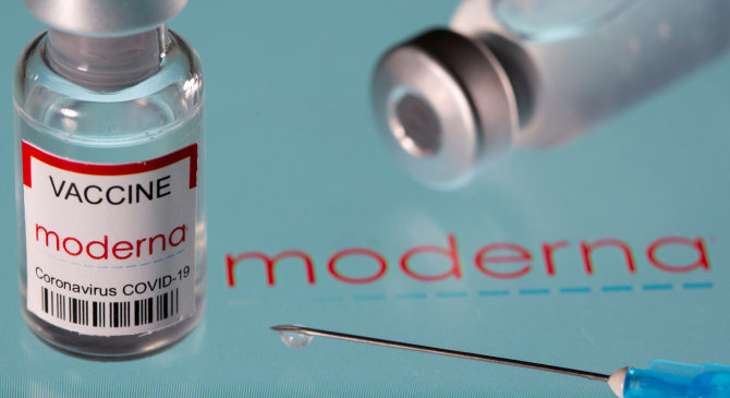 „Reuters“/„Scanpix“ nuotr./Jungtinė Karalystė pradėjo skiepijimą nuo COVID-19 „Moderna“ vakcina