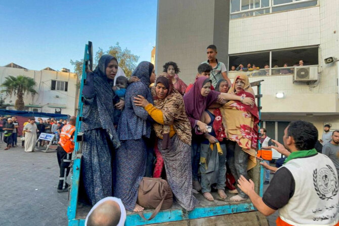 „Reuters“/„Scanpix“ nuotr./Sužeisti palestiniečiai sunkvežimiu atvyksta į ligoninę