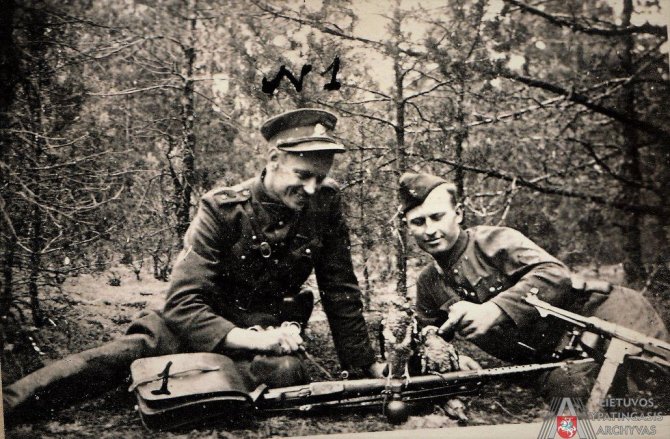 LYA nuotr./Adolfas Ramanauskas-Vanagas (iš kairės) su Albertu Perminu-Jūrininku. 1947 m. vasara
