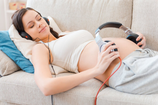 Shutterstock nuotr./Nėščia moteris klausosi muzikos
