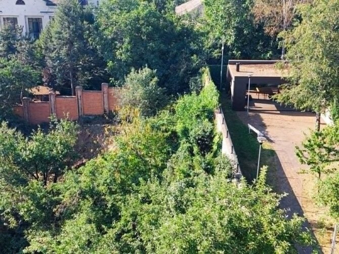 Užsienio reikalų ministerijos nuotr./Nukritus raketai, apgadintas Lietuvos ambasados Ukrainoje pastatas Kyjive