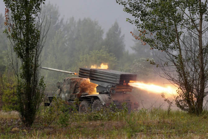 „Reuters“/„Scanpix“ nuotr./Ukrainos artileristai šaudo iš raketinės sistemos „Grad“ per mokymus
