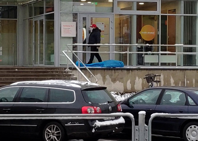 Skaitytojo Mariaus nuotr./Varėnos centre sukniubo ir mirė žmogus: kūnas paliktas gulėti apie pusvalandį